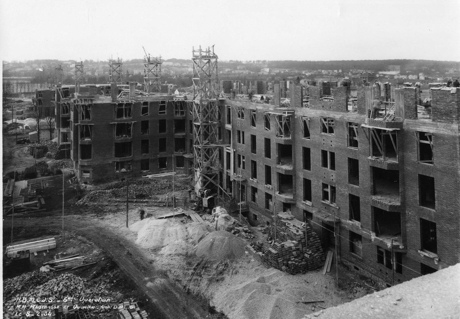 Vue de la Cité-jardins en construction (Titre fictif)