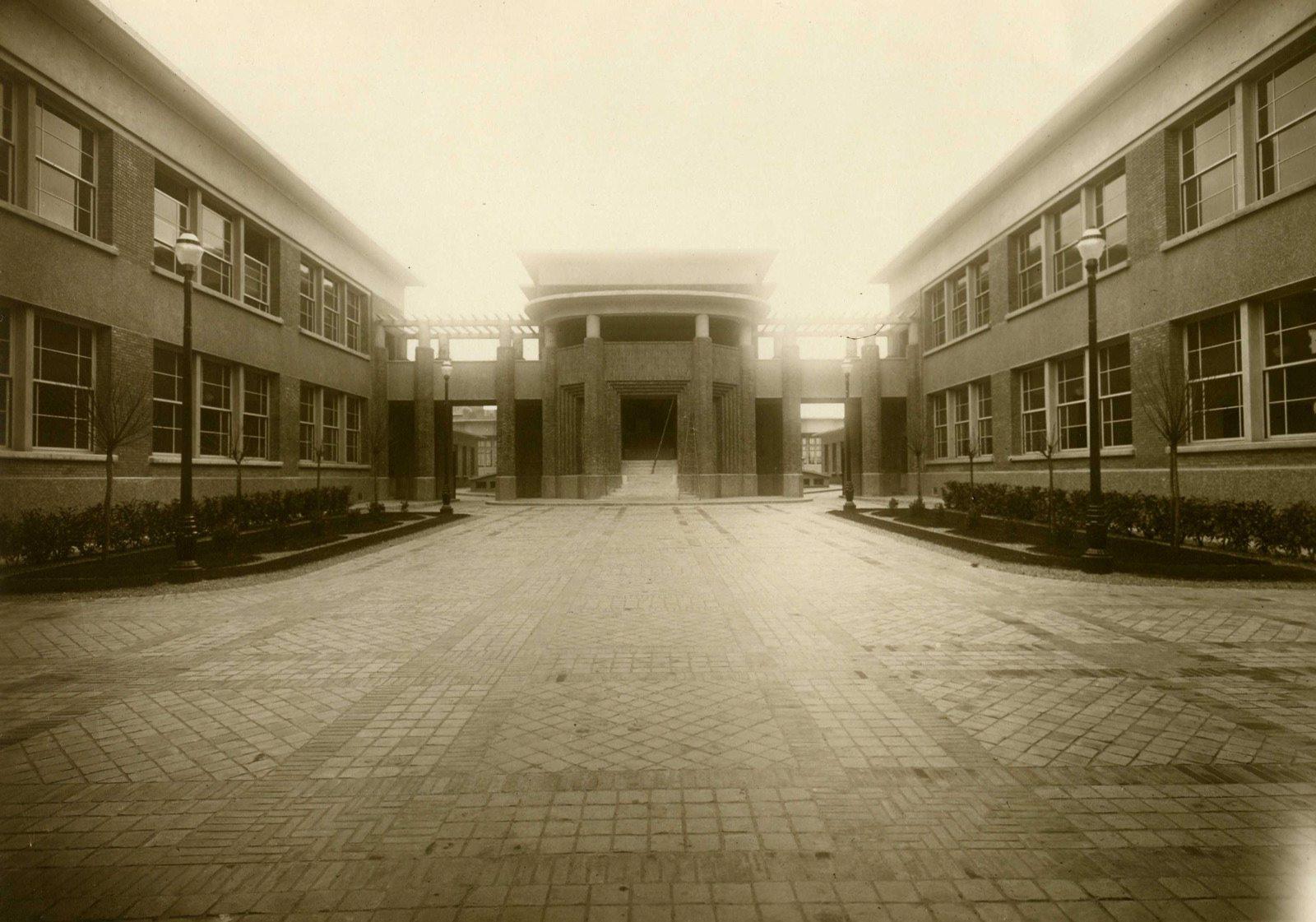 Ecole primaire Aristide Briand de la cité-jardins - Cour d'honneur (Titre fictif)