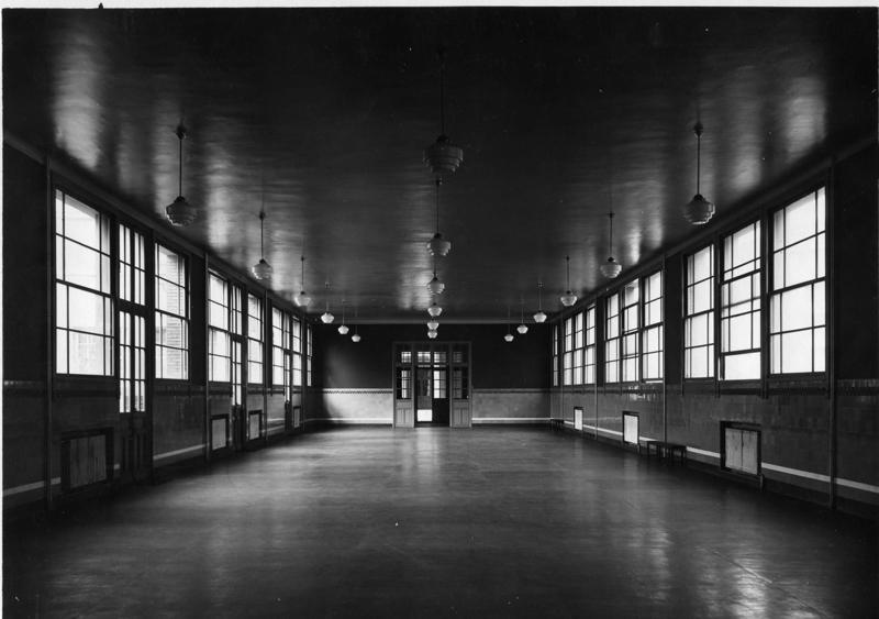 Ecole primaire Aristide Briand de la cité-jardins - Vue intérieure du préau (Titre fictif)