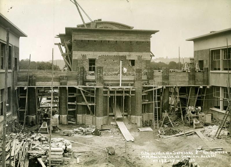 Ecole primaire Aristide Briand de la cité-jardins - Piscine et gymnase en construction (Titre fictif)