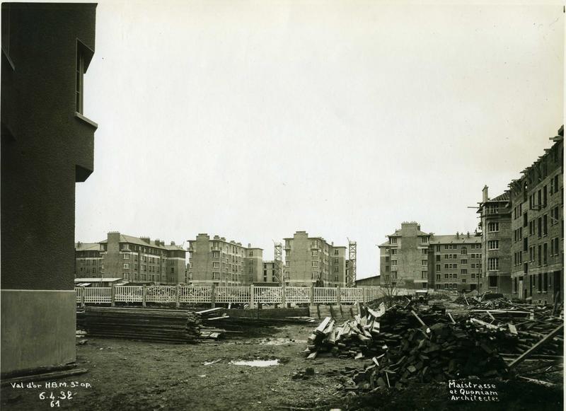Vue de la cité-jardins en construction (Titre fictif)