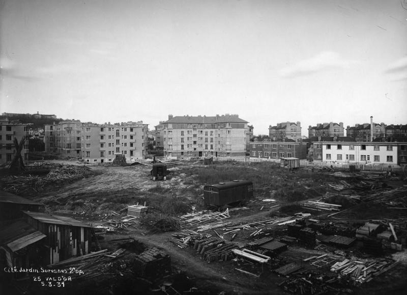 Vue de la cité-jardins en construction - Immeubles collectifs et pavillons (Titre fictif)