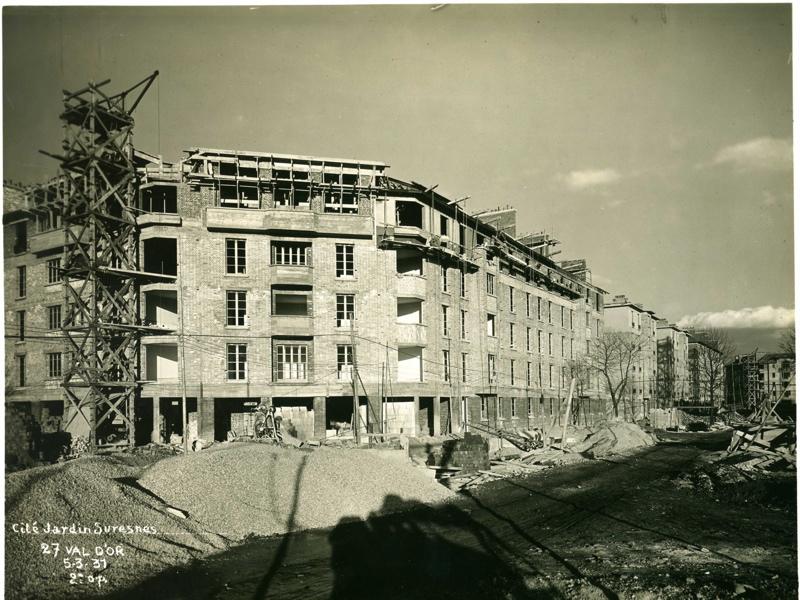 Vue de la cité-jardins en construction - Immeubles collectifs (Titre fictif)