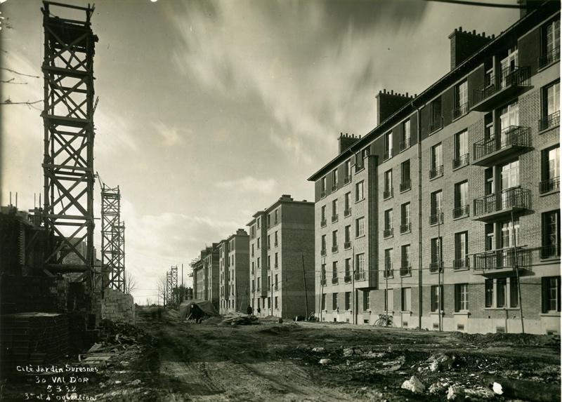 Vue de la cité-jardins en construction (Titre fictif)