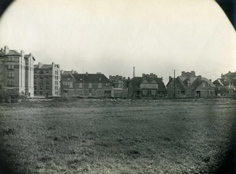 Vue de la cité-jardins en construction (Titre fictif)