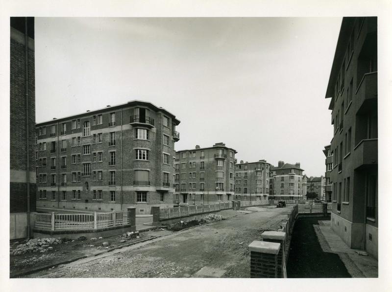 Vue de la cité-jardins en construction (Titre fictif)