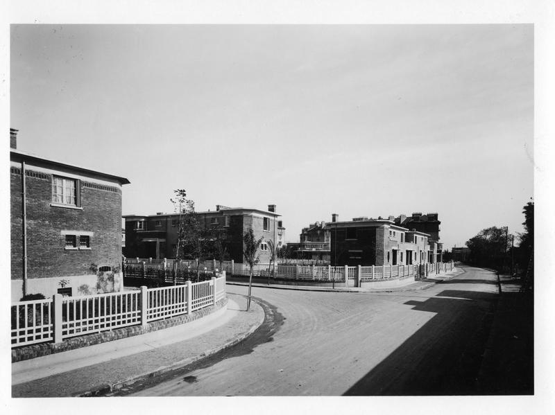 Vue de la cité-jardins - Pavillons individuels à toits plats (Titre fictif)