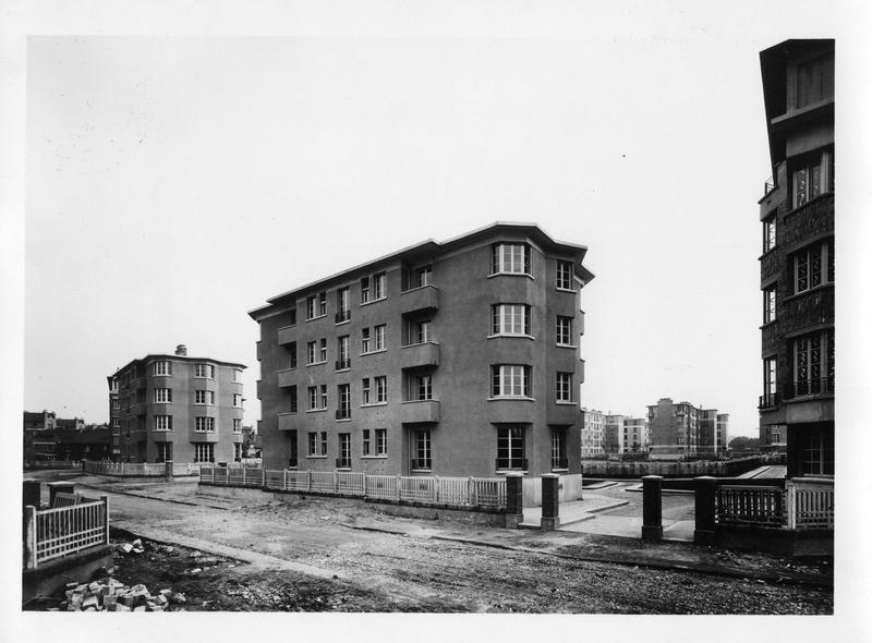 Vue de la cité-jardins en construction (Titre fictif)