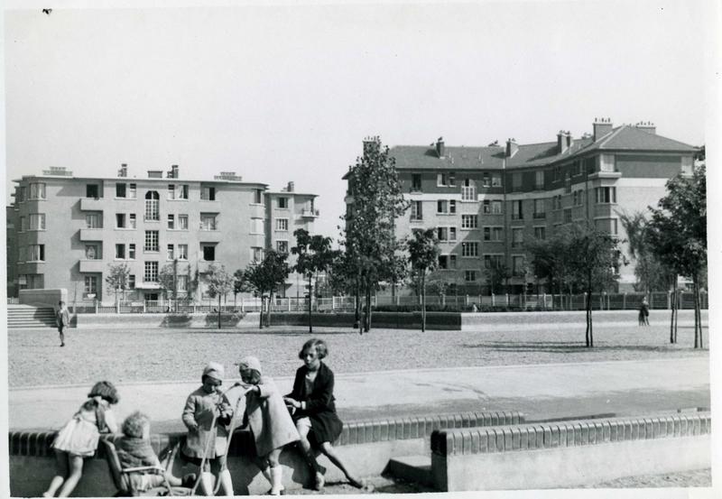 Vue de la cité-jardins avec groupe d'enfants au premier plan (Titre fictif)