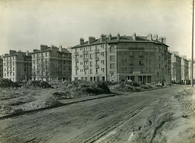 Vue de la cité-jardins en cours de construction (Titre fictif)
