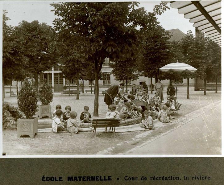 Ecole maternelle - Cour de récréation, la rivière