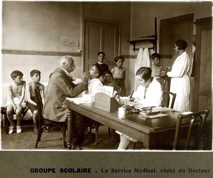 Groupe scolaire - Le Service Médical, visite du Docteur