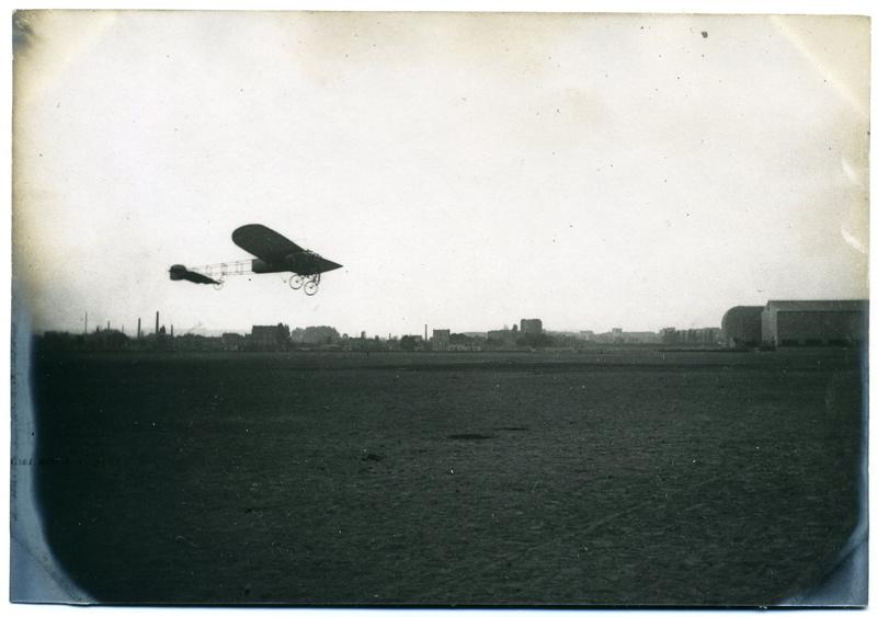 Blériot en vol à Issy les Moulineaux