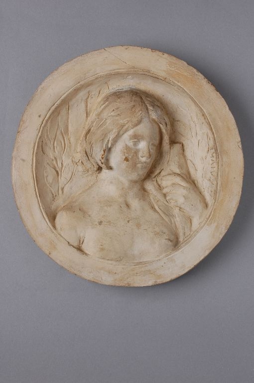 Médaillon : buste de jeune femme en bas relief