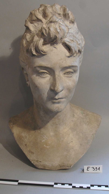 Buste de femme au chignon