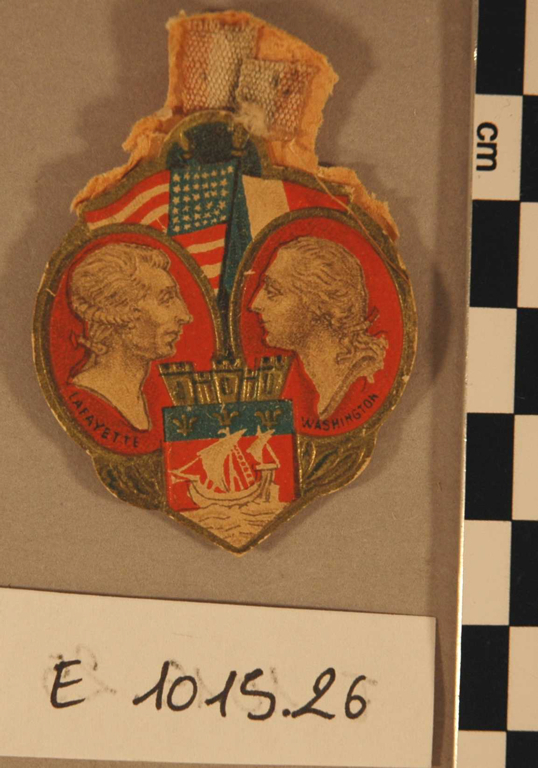 Médaillon en carton représentant les bustes de Lafayette et Washington