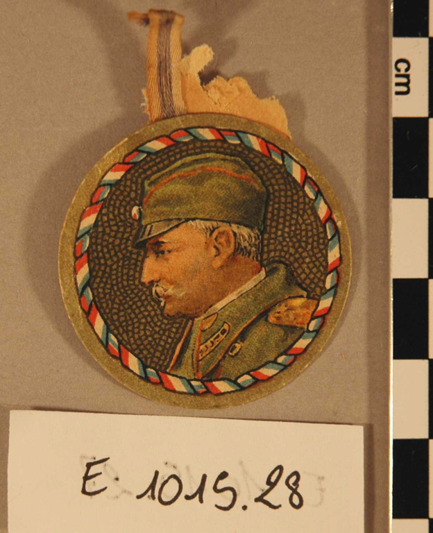 Insigne en carton rond représenatnt un buste de militaire de profil “Journée serbe 25 juin 1916