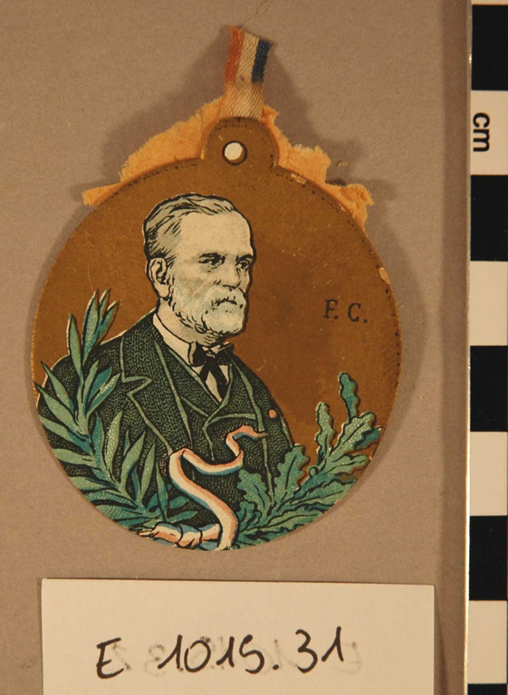 Médaillon en carton, représentant le buste de Pasteur