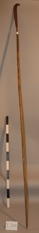 Arme coloniale : lance en bois, alliages cuivreux et ferreux