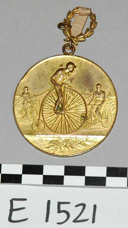 Médaille en métal doré : Sport vélocipédique (Argenteuil, 27 mai 1894)