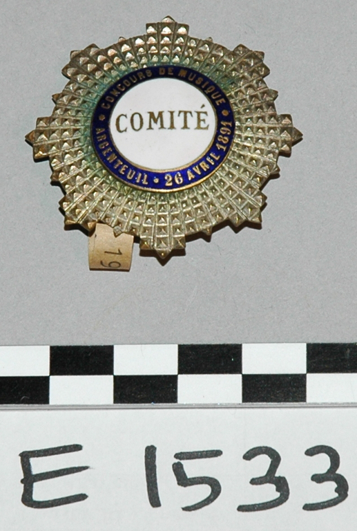 Cocarde en métal argenté et émaillé : Concours de Musique (Argenteuil, 26 avril 1891)