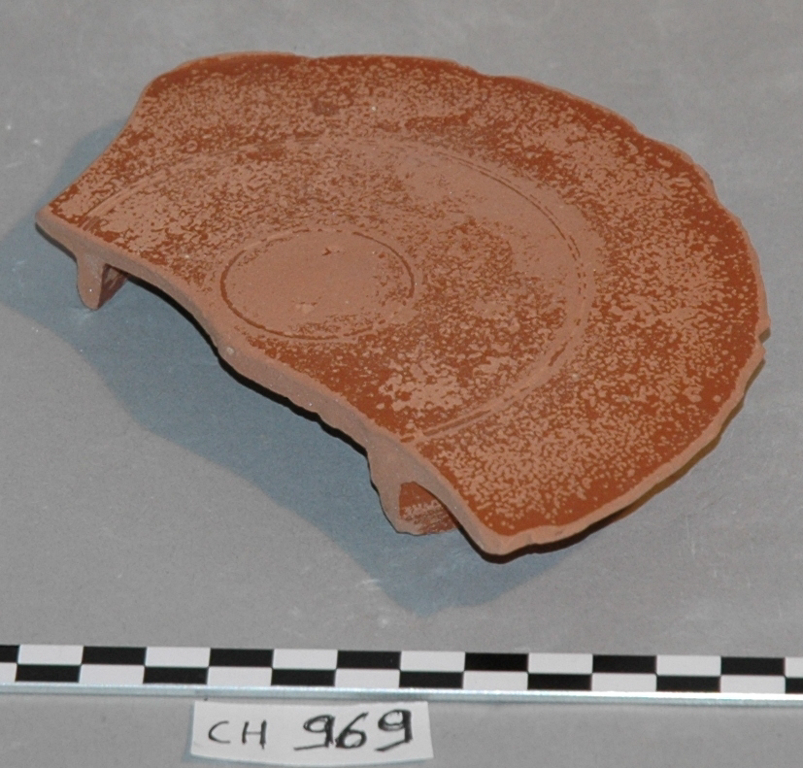 Fragment de plat gallo-romain (céramique sigillée rouge)