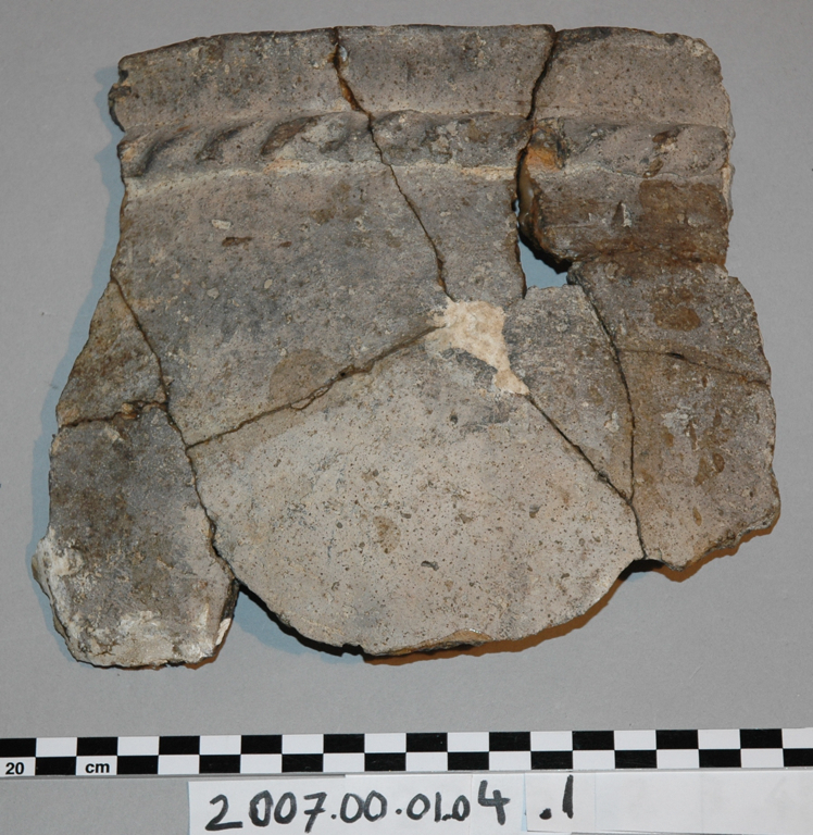 Fragment de col d’une urne à col guilloché par points d’appliques (Argenteuil, Premier Âge du fer - Hallstatt)