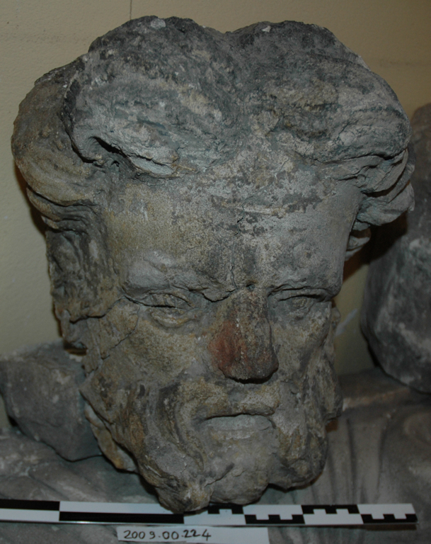 Fragment de portail de l’église Sainte-Anne : tête en plâtre (XVIIe s)