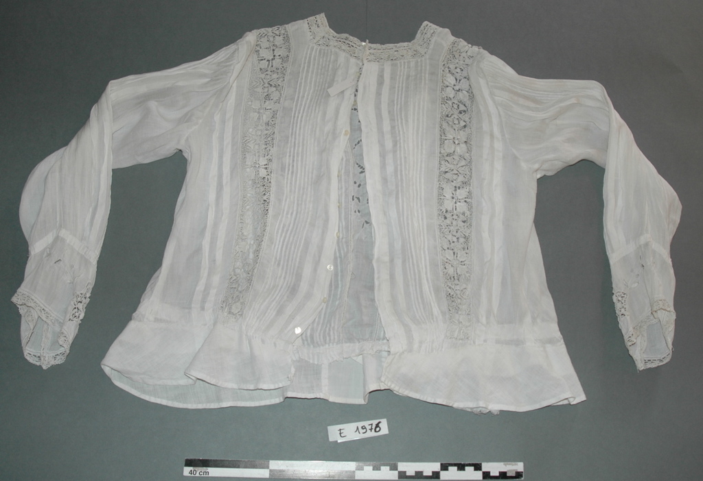 Chemise à manches ballon  et dentelles florales (caraco blanc)