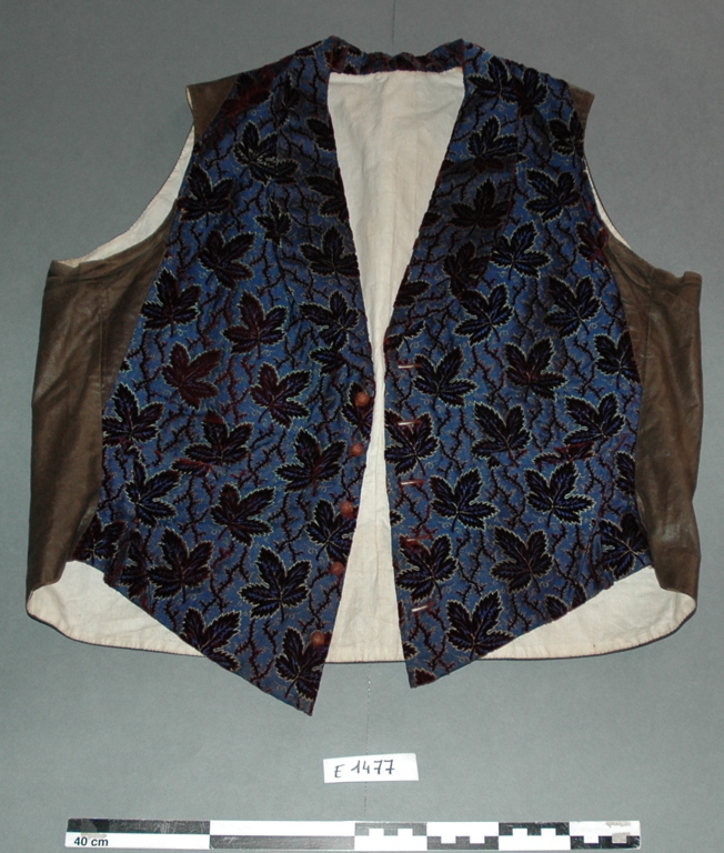 Gilet d'homme, en velours de Gènes de couleur bleue, brodé de feuilles de vigne en soie verte