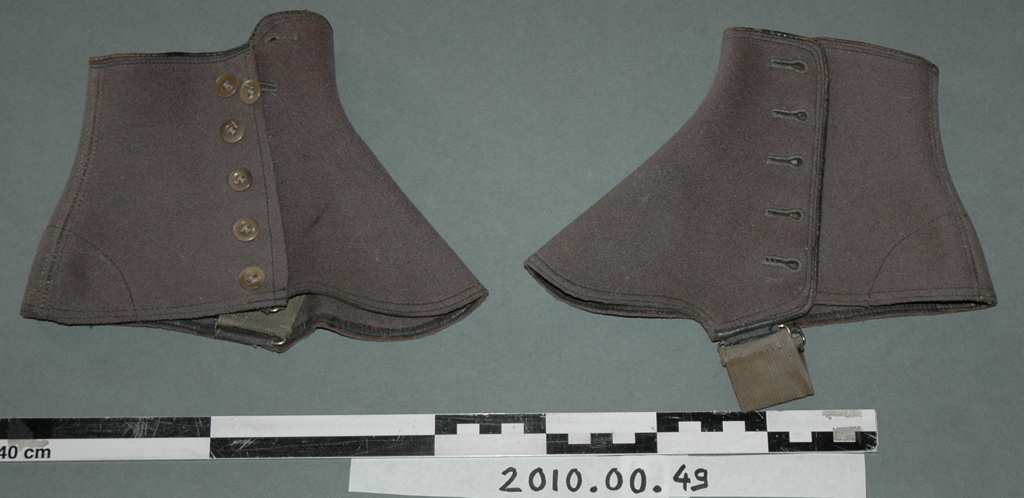 Paire de guêtres grises