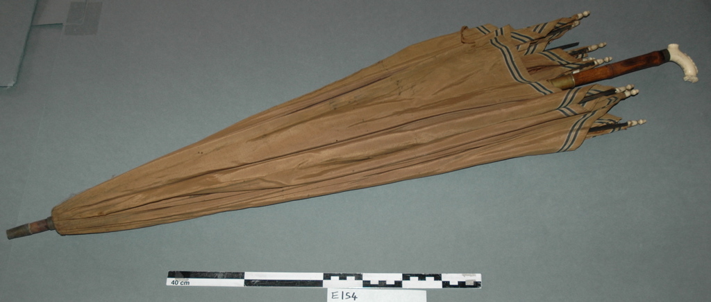 Parapluie en soie brune et à manche ivoire