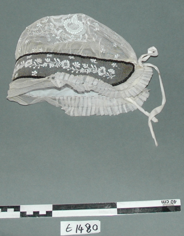 Coiffe de tulle brodée de motifs floraux