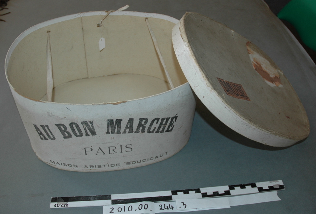 Carton à chapeau blanc