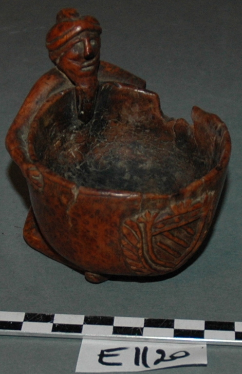 Taste vin, Gobelet en bois sculpté