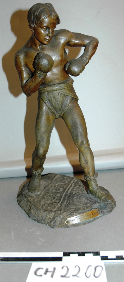 Statuette d’un jeune boxeur offerte par le boxing-club argenteuillais en juillet 1910
