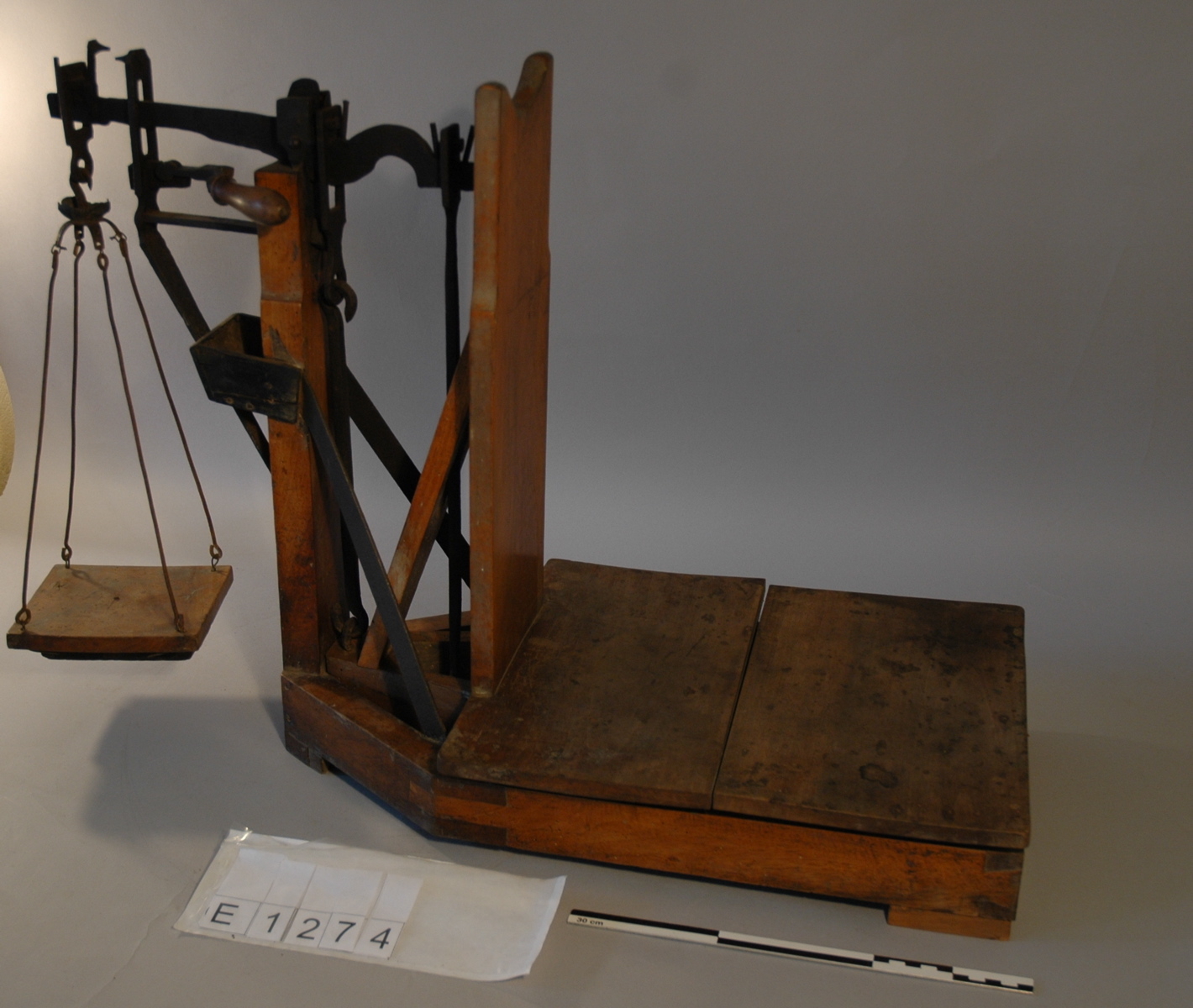 Une bascule, plateau bois, fléau fer