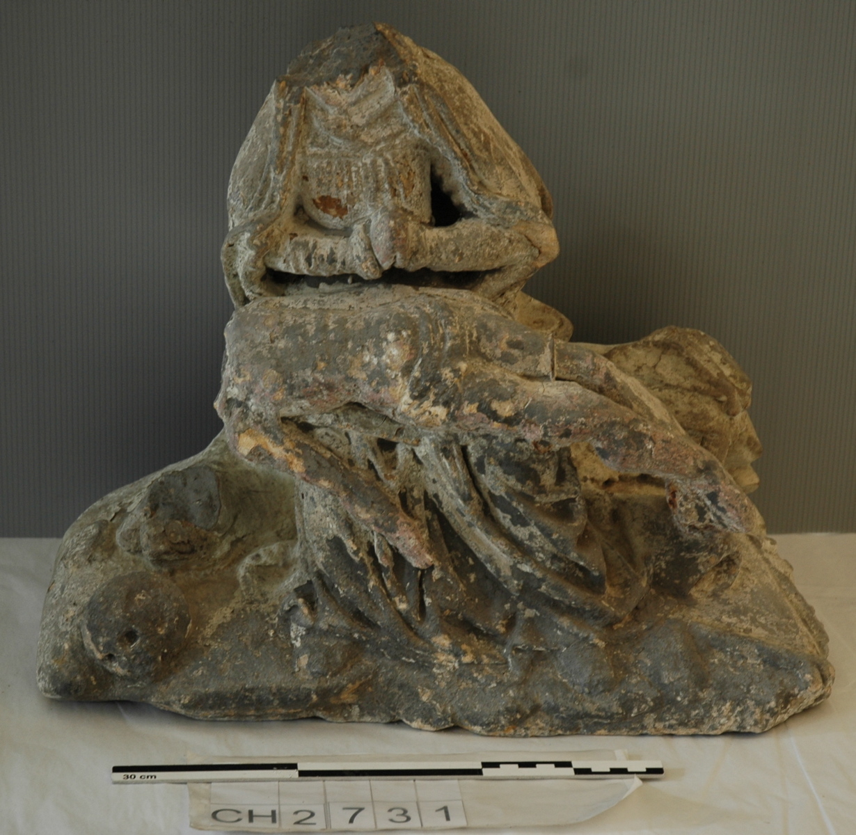 Piéta en pierre sculptée