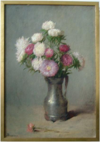 Bouquet de fleurs dans vase en étain