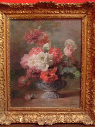 Bouquet de pavots dans un vase en faïence