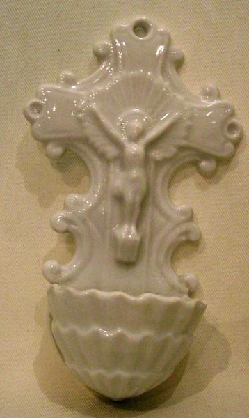 Bénitier au Christ en croix