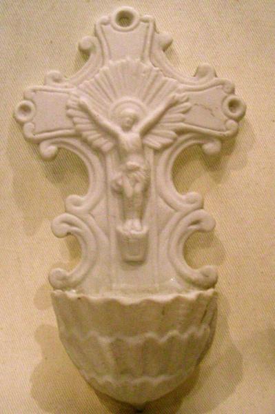 Bénitier au Christ en croix