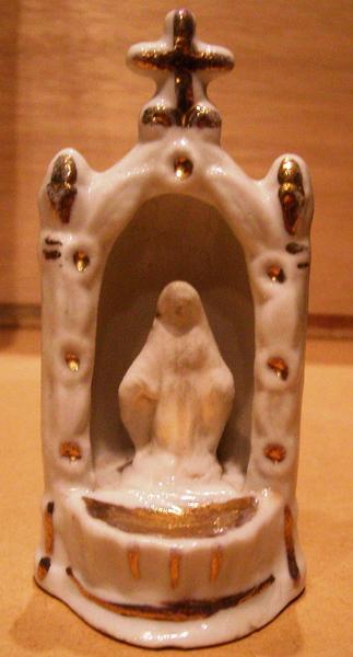 Petite sainte dans une chapelle