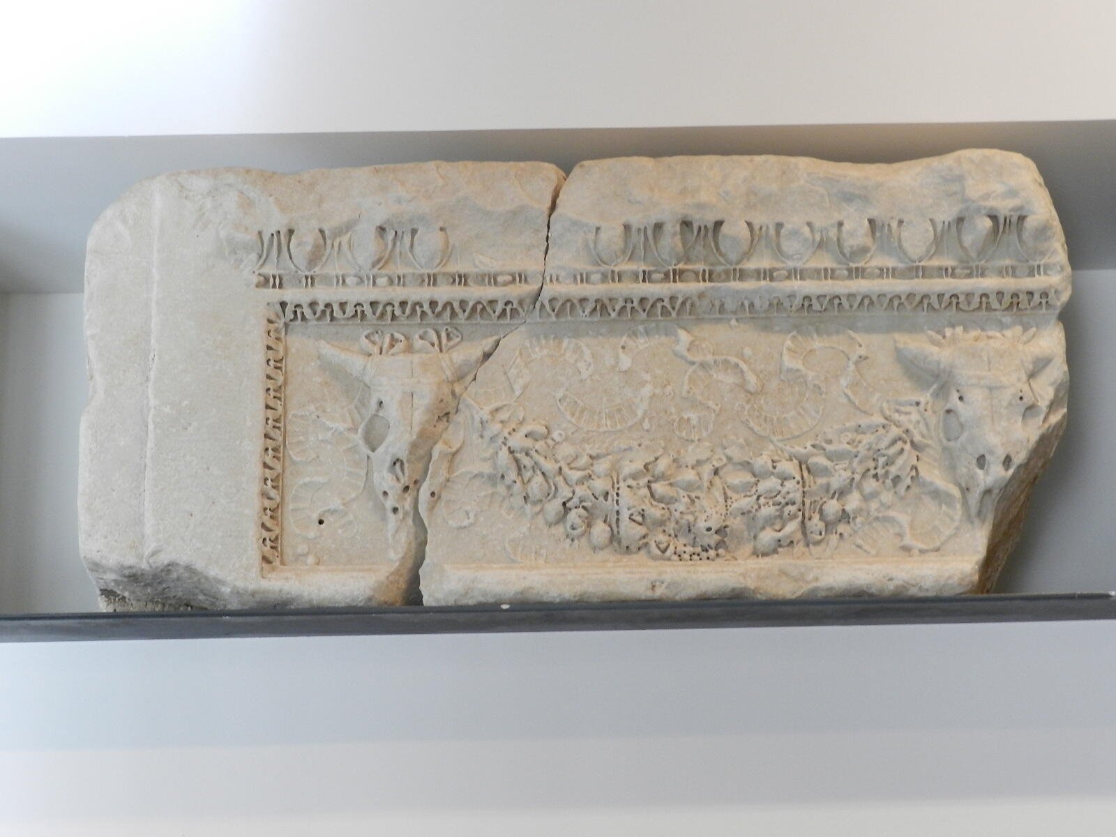 Frise à guirlandes et bucranes