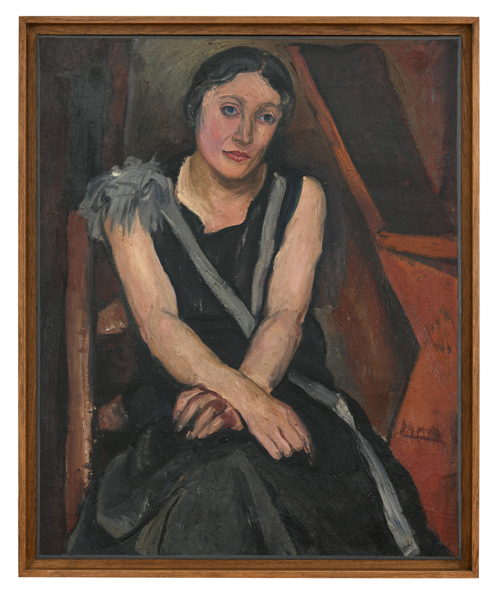 Anne Matthews avec une robe noire