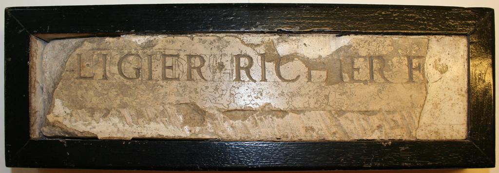 Fragment de pierre portant le nom de Ligier Richier (titre de l'inventaire)