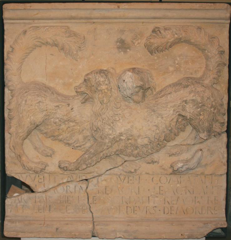 Un bas-relief portant la date de 1575 et représentant deux chiens attribués à Pierre de Milan (titre de l'inventaire) ; Chiens affrontés (titre d'usage)