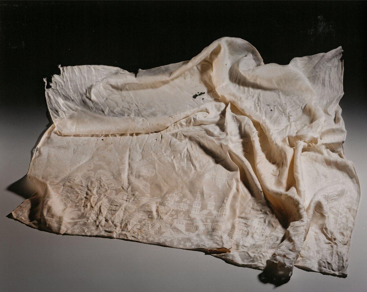 Une serviette historique de Marie-Antoinette Dauphine de France (titre de l'inventaire) ; Linge de table ayant appartenu à Marie Antoinette, dauphine de France, lors de son passage à Bar-le-Duc le 10 mai 1770 (titre d'usage)