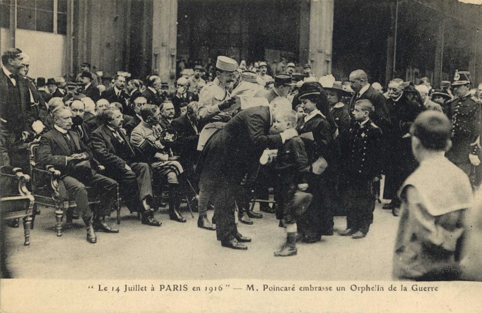 "Le 14 juillet à France ; Paris en 1916". M. Poincaré embrasse un orphelin de la Guerre