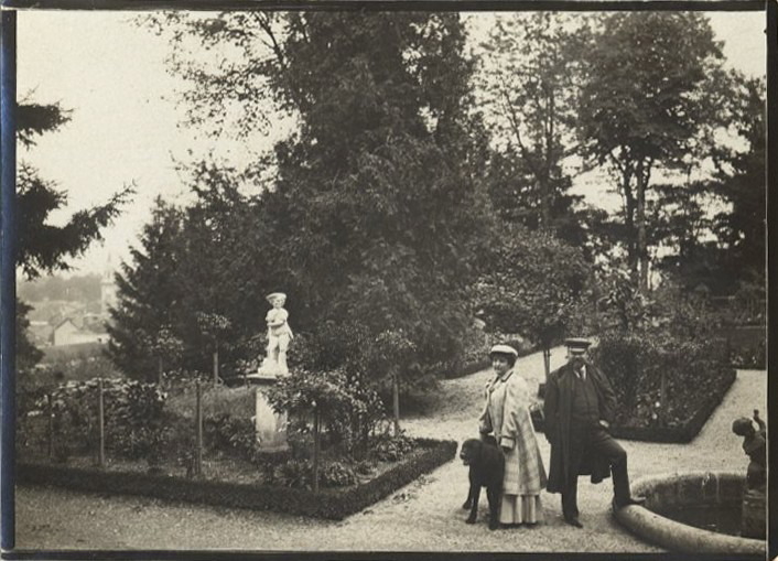 Henriette et Raymond Poincaré dans le parc à Sampigny (titre factice)